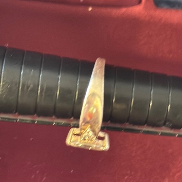 Elegant Silver Ring with Clear Stones - Picture 5 of 8